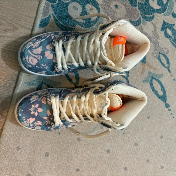 Nike Hawaiian Dunks - Picture 3 of 4